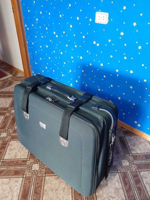 Продам большой чемодан