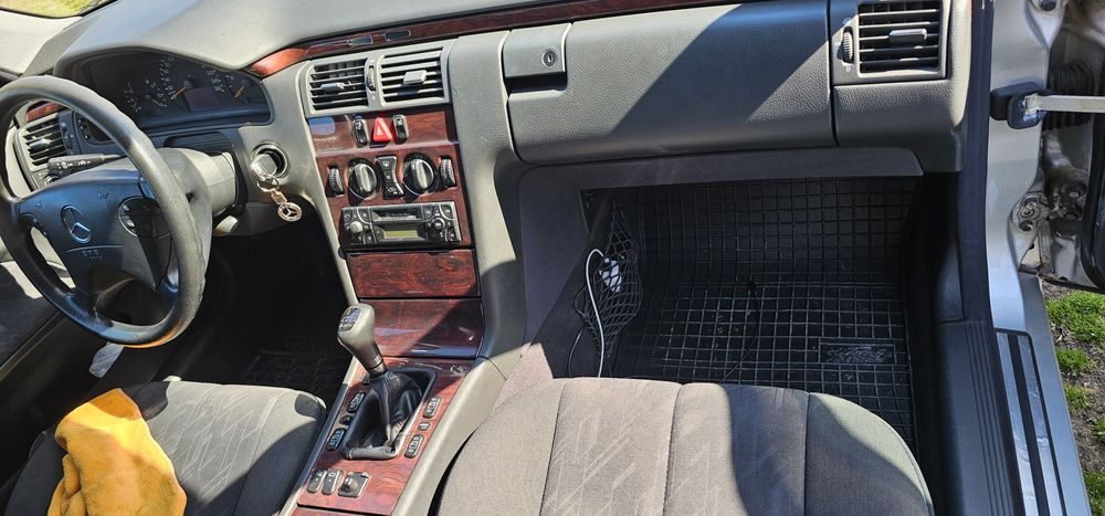 Vând Mercedes Benz W210