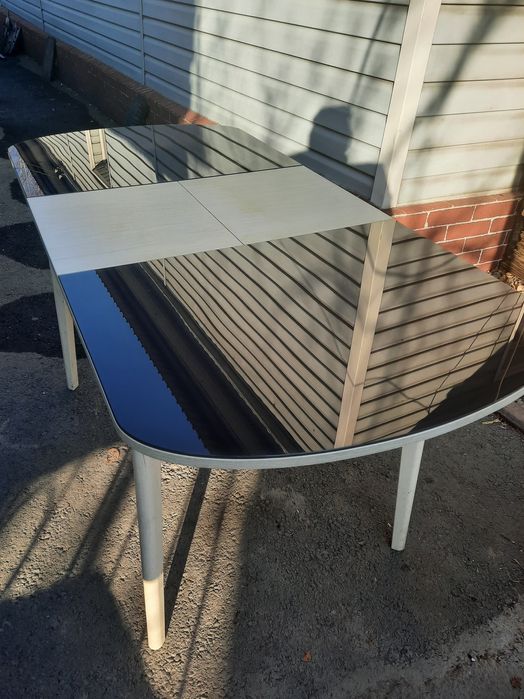 Продам стол ,люстра и ТД