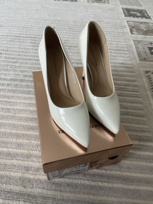 Новые белые туфли на шпильке