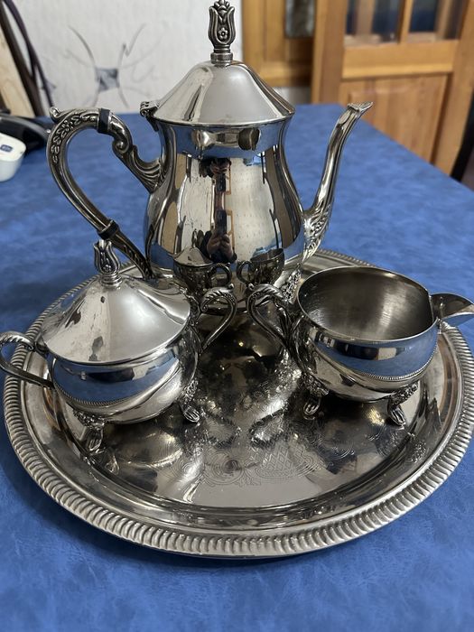 Набор посуды винтаж из четырех предметов.