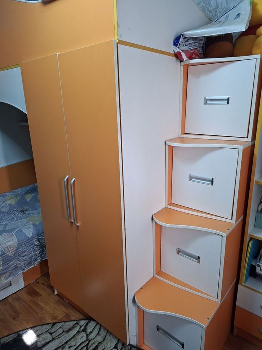 Продам гарнитур  угловой с двумя кроватями и письменный столом