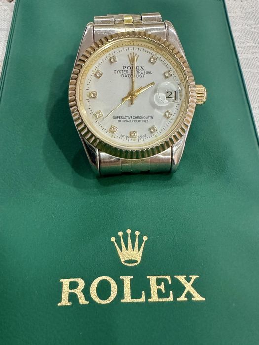 Стильные часы Rolex.