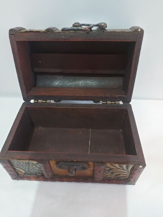 Шкатулка сундучок.