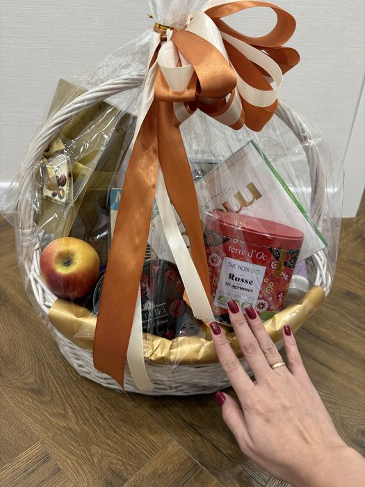 Красивая подарочная корзина