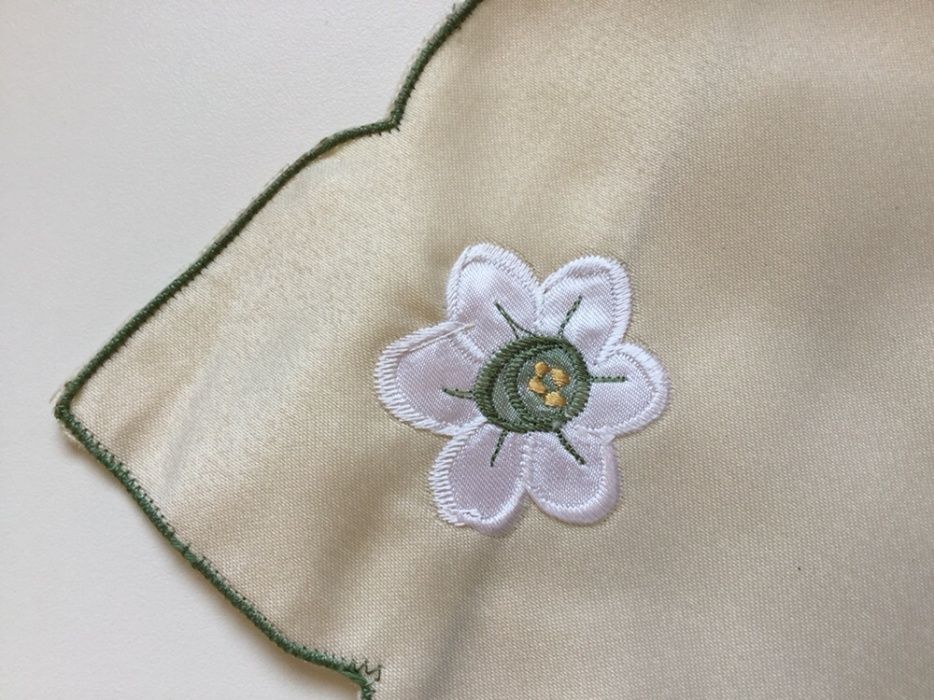 Față de masă rotunda d 87cm, noua, 4 șervețele, ovala, pătrata, petale