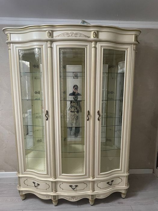 Шкаф-витрина в зал