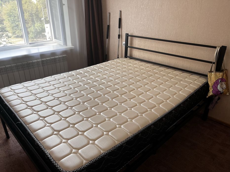 Продам кровать с матрасом
