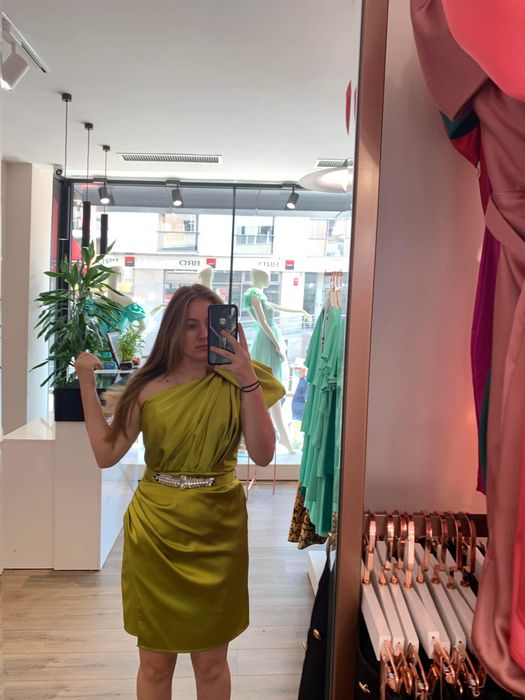 Rochie scurta, purtata o singura data.