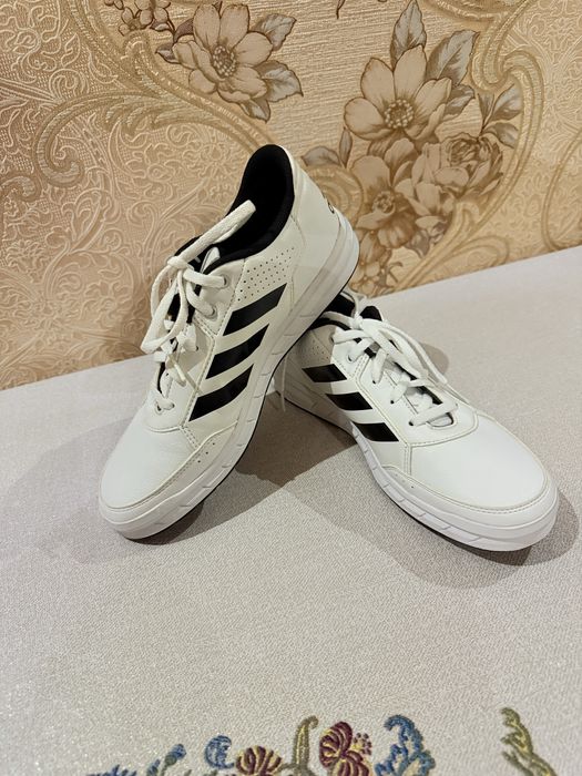 Новые кроссовки адидас 39 размера