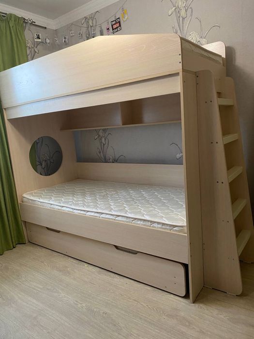 Двух яросная кровать