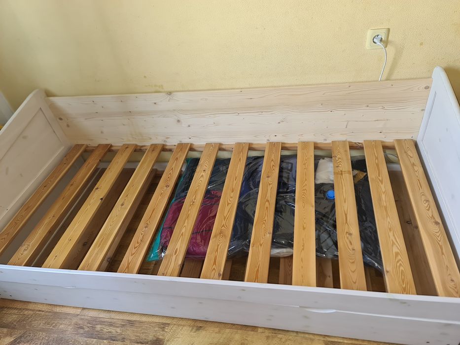 Кровать деревянная