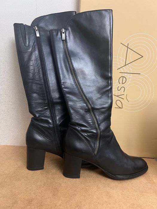 Сапоги 2 пары и ботинки  на каблуке