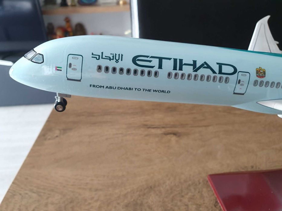 Macheta uriasa de avion Etihad Boeing 787-10 Dreamliner cu roti | Perfect pt cadou
