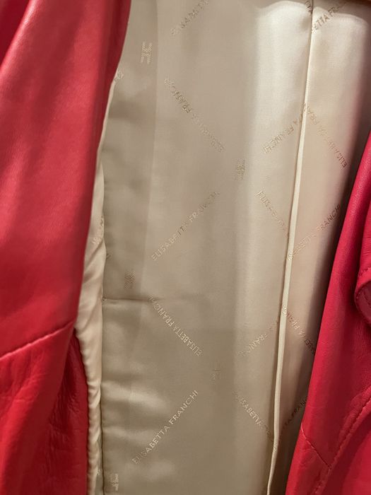 Geaca de piele rosie