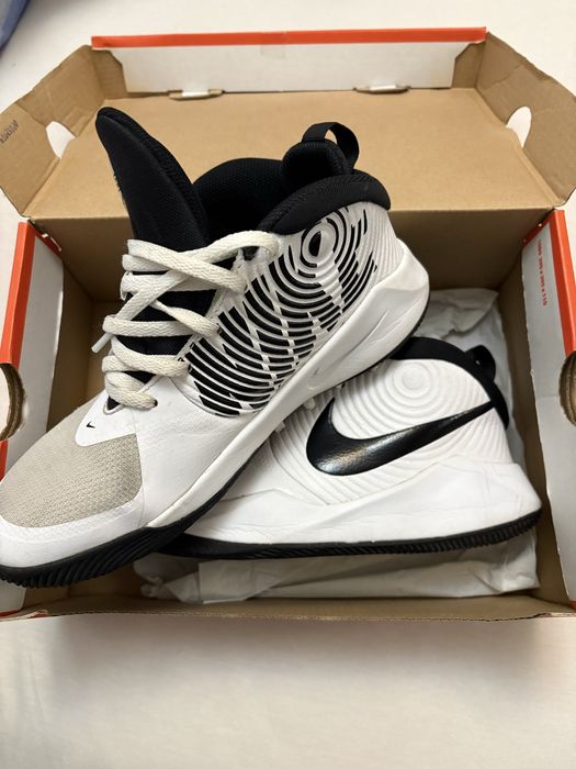 Обувки Nike Team Hustle D 9 GS (38 номер)