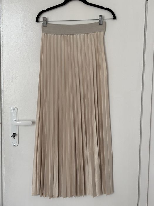 Бежова плисирана пола