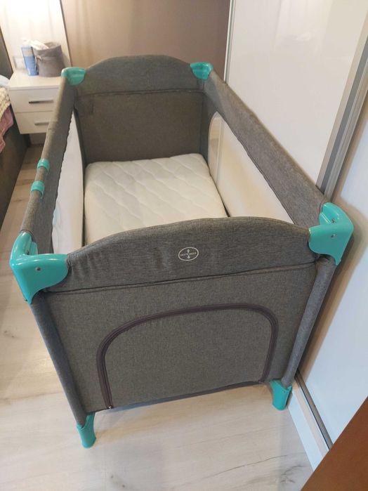 Детска кошара + матрак + антирефлуксна възглавница + протектор 2 бр