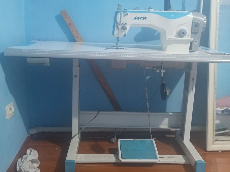 Швейная машина Jack F4