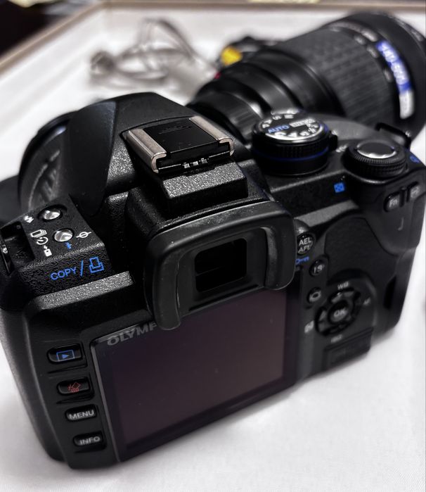 Olympus E-520 Digital SLR Camera si obiectiv ZUIKO DIGITAL