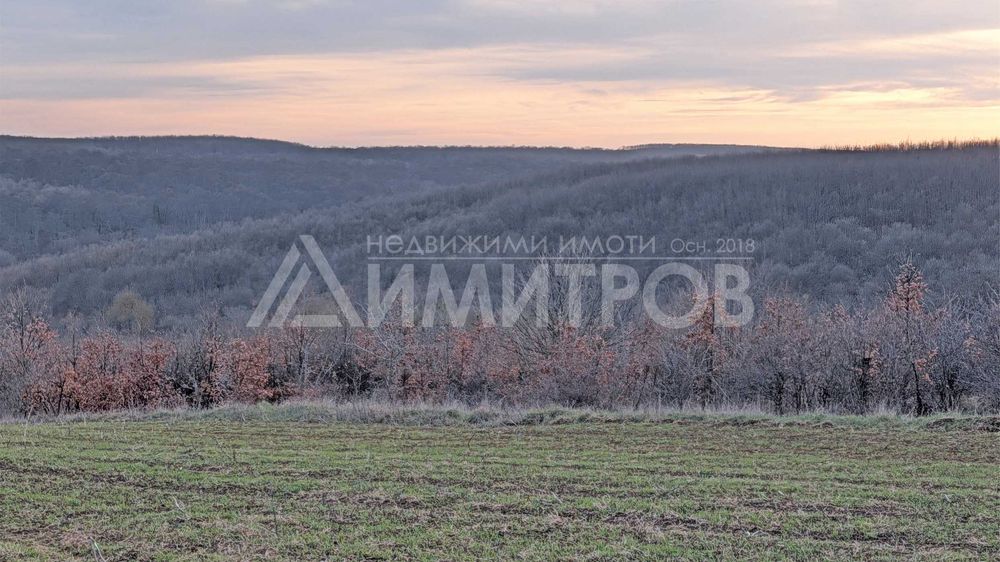 Продава парцел 5 дка в регулация между селата Мировци и Писарево.