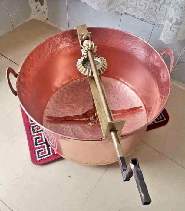 Vand caldari de facut magiun 
Orice capacitate din cupru alimentar 
50 litri
70 litri 
80 litri 
100 litri 
120 litri