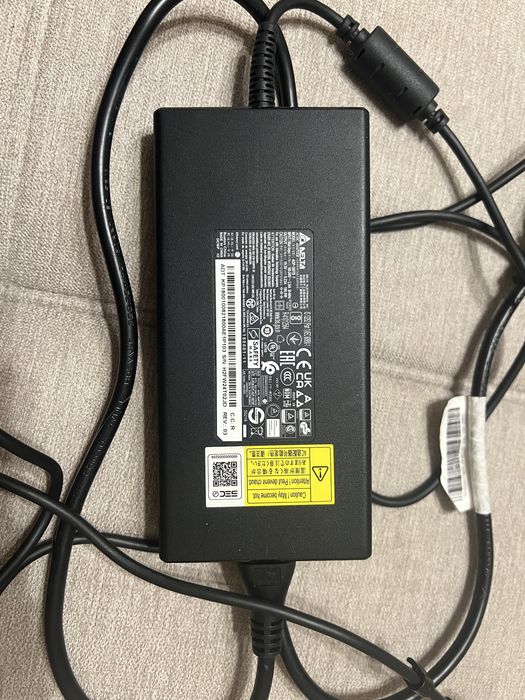 Продам зарядку для игрового ноутбука в идеальном состоянии оригинал