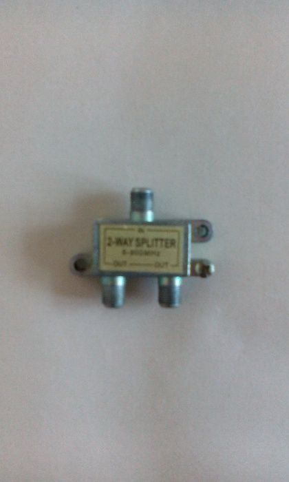 Сплитери ZY-A102/YU4017 2 изхода 10/500, с гайки - само по телефон!