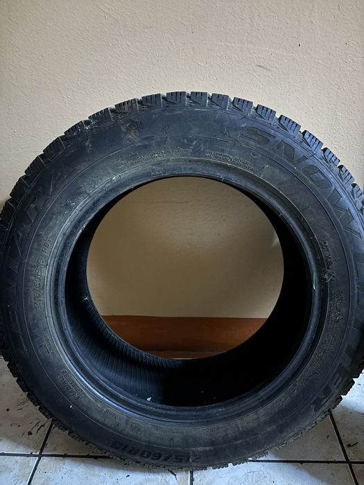 Шипованные шины почти новые