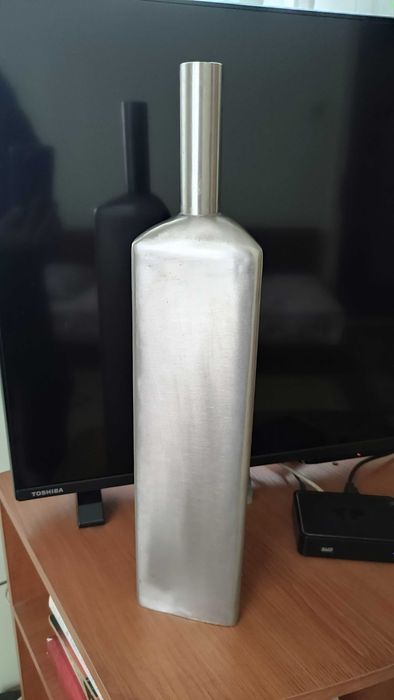 Висока стоманена ваза с модерен геометричен дизайн