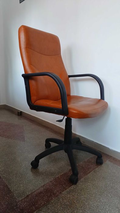 Scaun birou directorial Riva T, rotativ, imitatie piele, maro, 170 lei