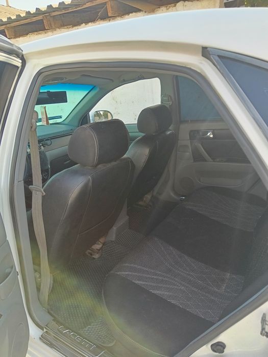 Машина, лассети 2010 сотилади, пробеги 220000 холати яхши