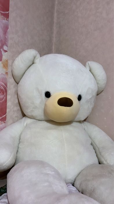Продам огромного плюшевого медведя белого цвета.