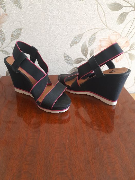 Продам босоножки, новые р.36