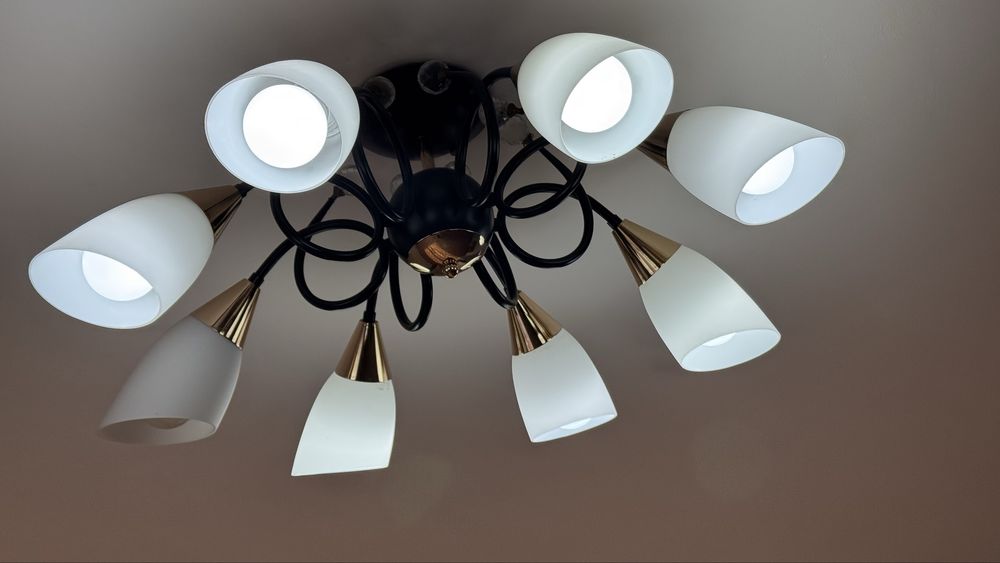 Люстра 8 ламп .