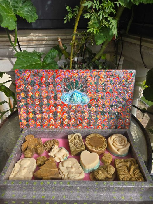 Ароматна арт кутия на цветя пълна със сапунчета и ароматни билки ...