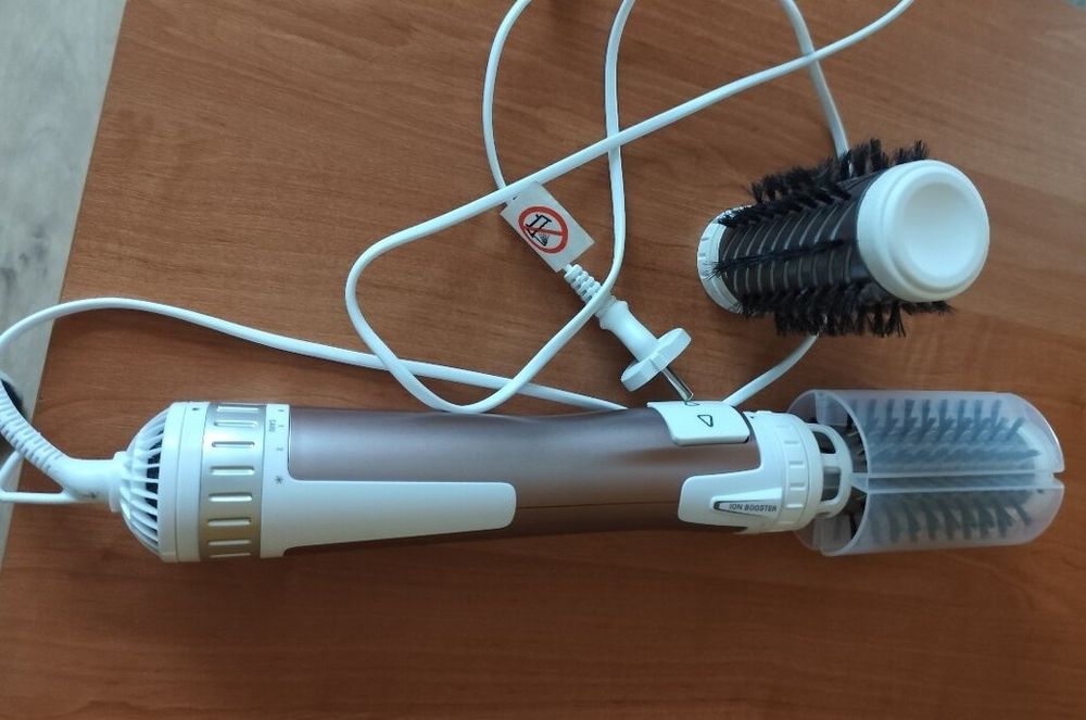 Perie rotativa ROWENTA noua, in garantie 2 ani, CF9540F0, 1000W, 2 viteze, 2 trepte temperatura, invelis Keratina
