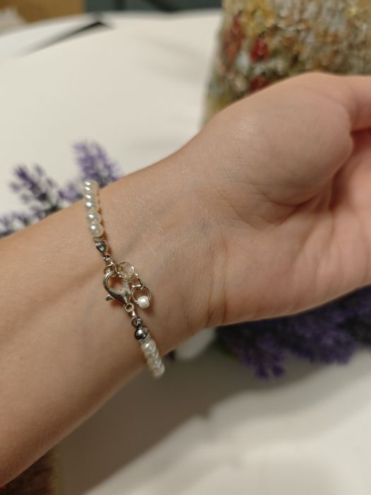 Bratara hand-made cu perlute si inima placata cu aur