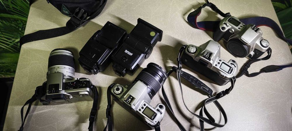 Vând pachet echipament Canon pe film