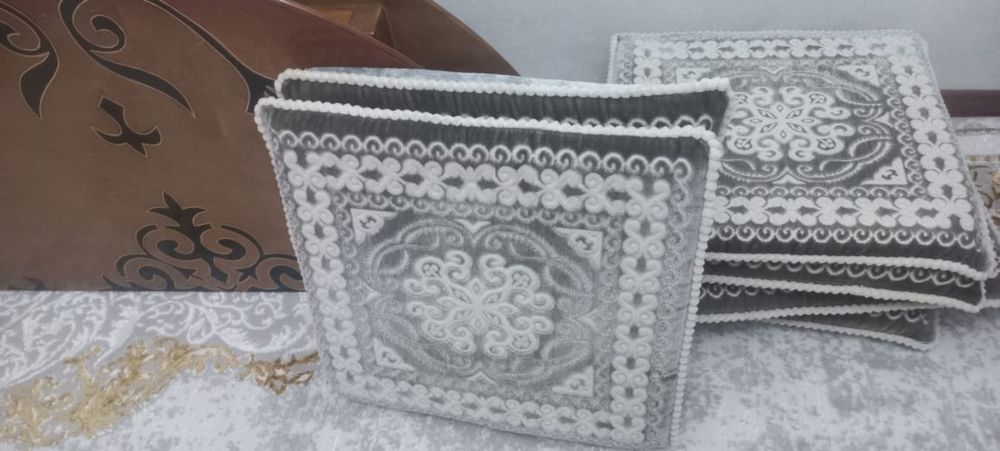 Продам круглый стол с седушками