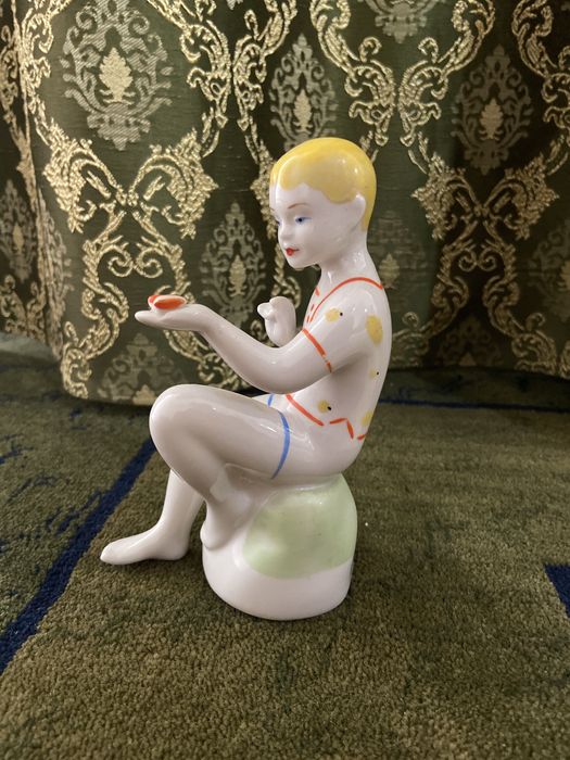 Статуэтка Мальчик с бабочкой. Полонне ЗХК