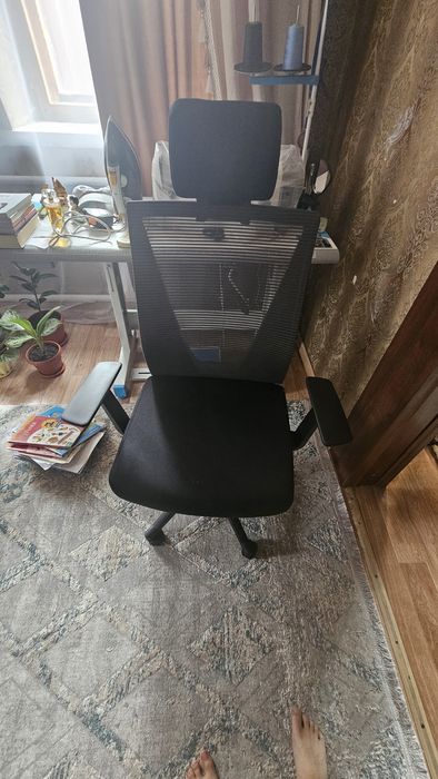 Офисное черное кресло