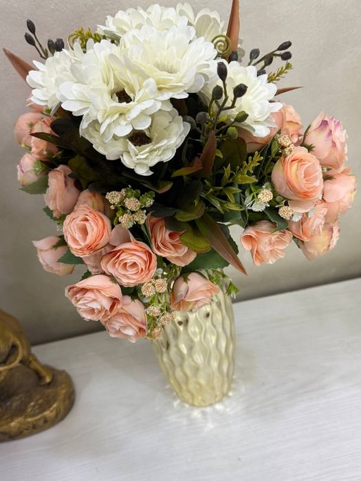 Композиция цветов с вазой в комплекте