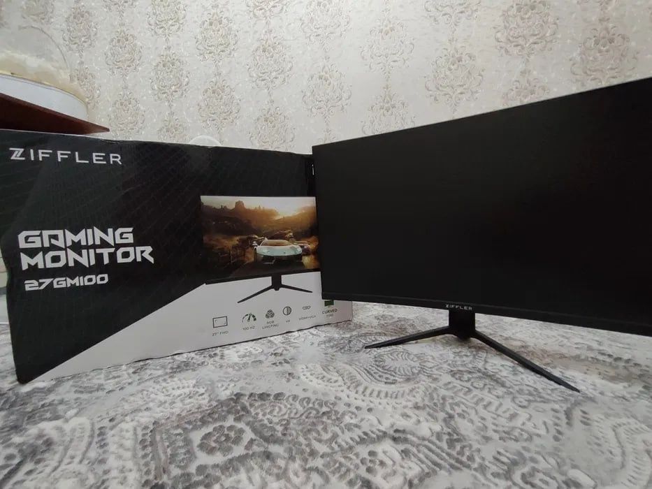 Игровой компьютер с монитором и аксессуарами