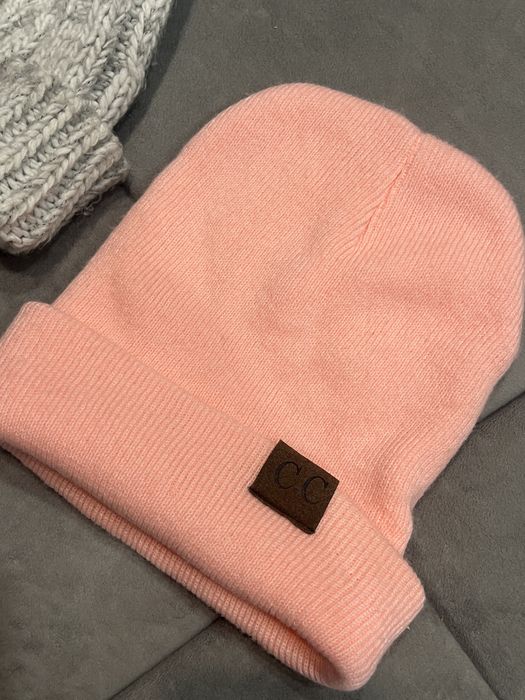 Продам две шапки