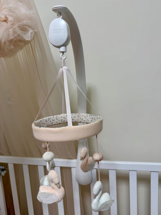 Нежна бебешка въртележка с лебеди