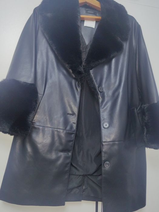 Продаётся  новый кожаный плащ с мехом.