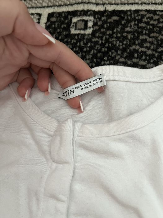 Белый лонгслив с пуговицами