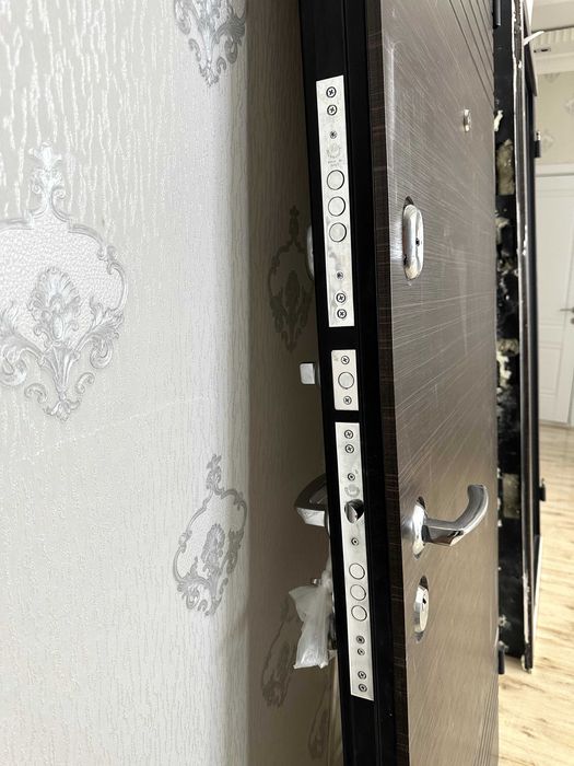 Входная металлическая дверь Б/У