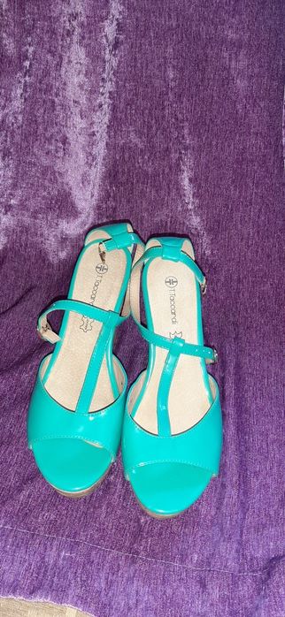 Продам босоножки новые